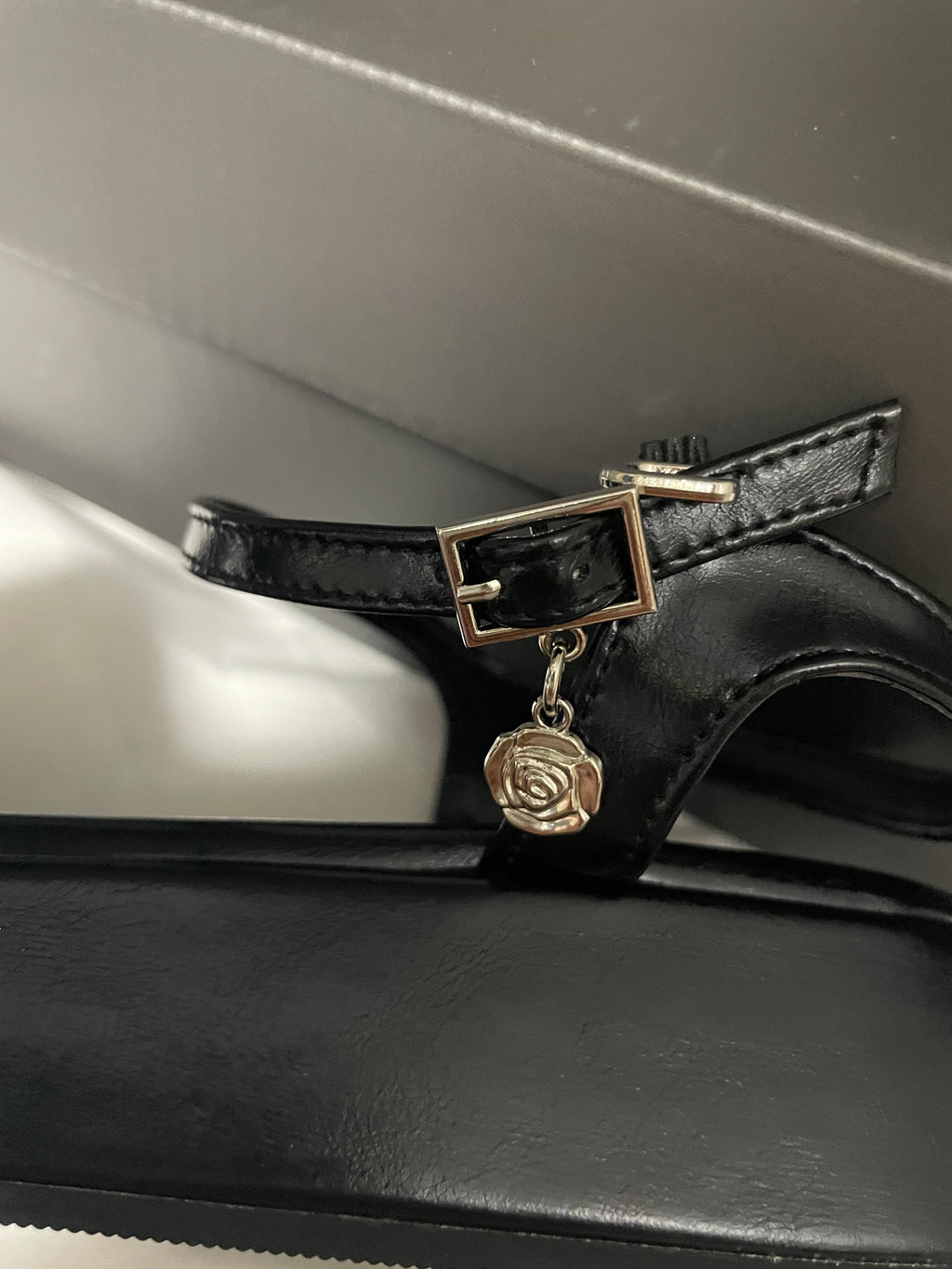 Raive Strap sandal black