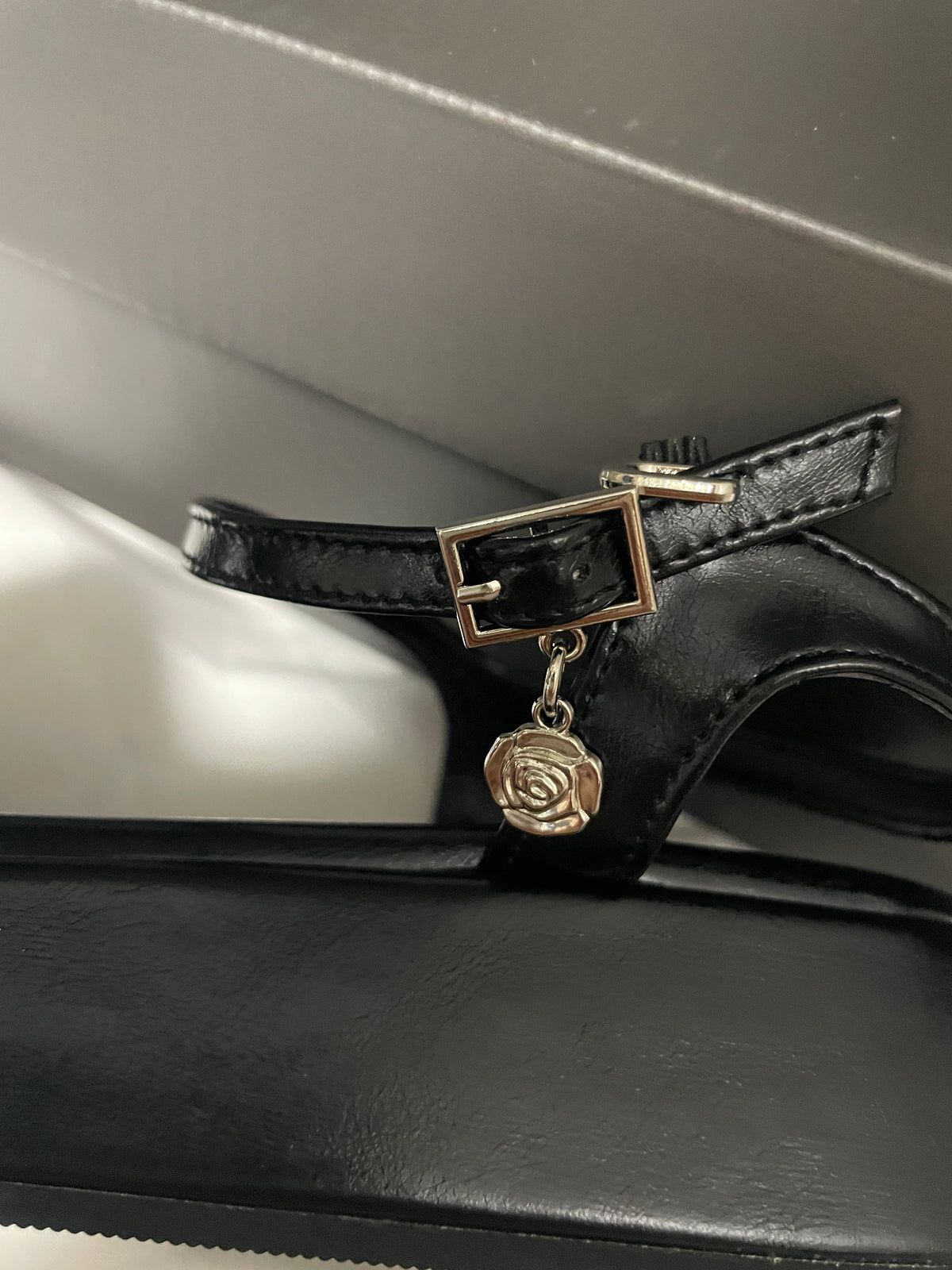 Raive Strap sandal black