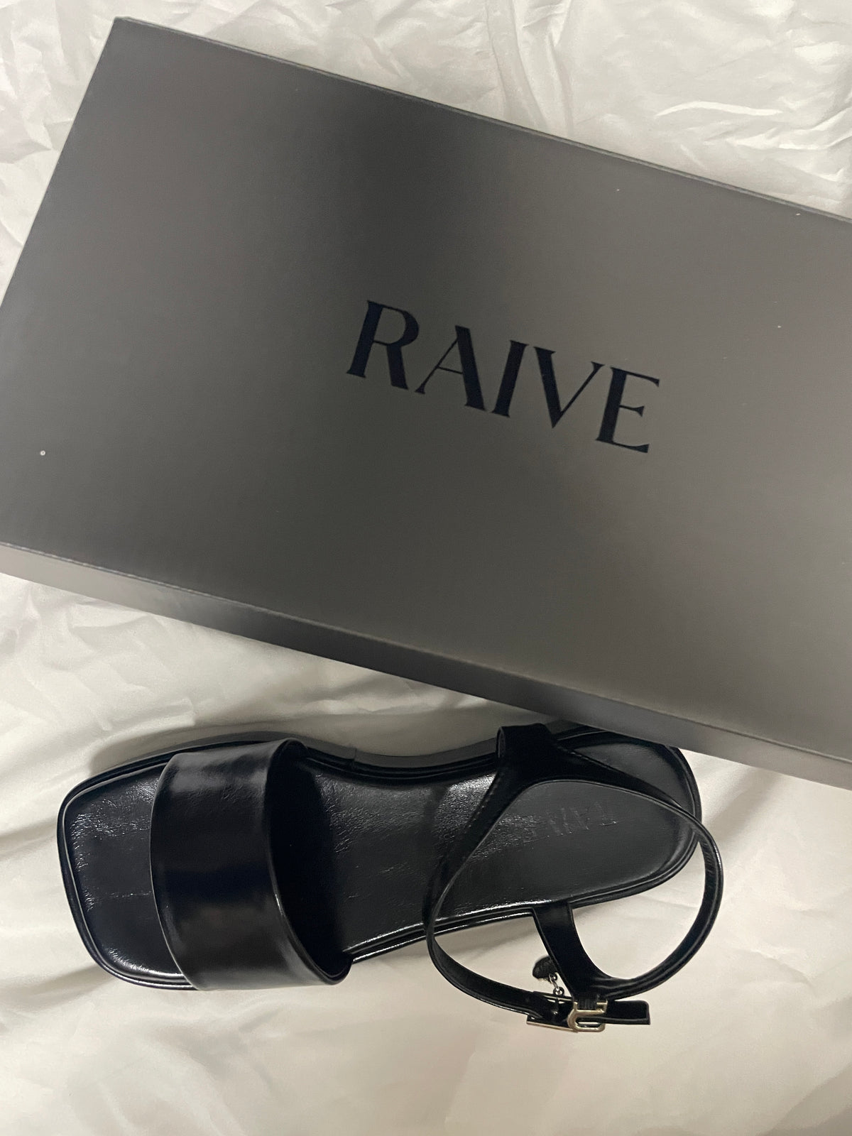 Raive Strap sandal black